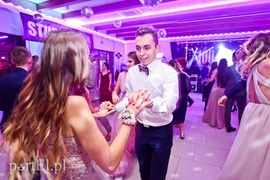 Są takie noce, od innych łaskawsze, kiedy się wolno wygłupić