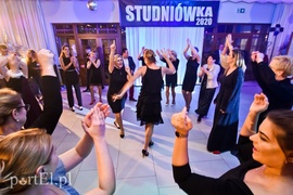 Są takie noce, od innych łaskawsze, kiedy się wolno wygłupić