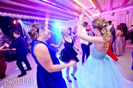 Są takie noce, od innych łaskawsze, kiedy się wolno wygłupić