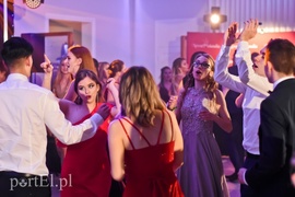 Są takie noce, od innych łaskawsze, kiedy się wolno wygłupić