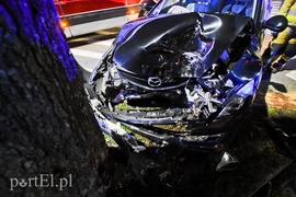 Zasłabł za kierownicą i uderzył w drzewo