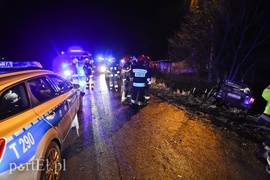 Uderzył w auto stojące na poboczu