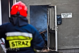 Spłonęła stolarnia w Dąbrowie, z ogniem walczyło około 30 strażaków