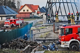 Spłonęła stolarnia w Dąbrowie, z ogniem walczyło około 30 strażaków