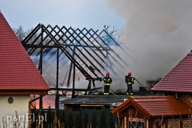 Spłonęła stolarnia w Dąbrowie, z ogniem walczyło około 30 strażaków