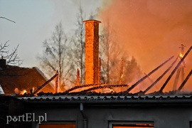 Spłonęła stolarnia w Dąbrowie, z ogniem walczyło około 30 strażaków