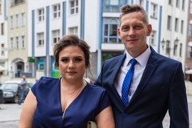 Cenię swojego męża za to, że:
- od prawie 17 lat mam w nim operacie, kiedy byłam w szpitalu, kiedy musieliśmy zmierzyć się z odejściem najbliższych osób ? zawsze był przy mnie,
- wspierał mnie i nie odstąpił na krok kiedy rodziły się nasze córeczki - niektórzy faceci nie daliby rady, a on dzielnie przecinał pępowinę,
- jest super tatą, a zabawa Domkiem Peppy, w sklep czy robienie koralików nie jest mu straszna,
- pamięta o moich urodzinach i imieninach oraz o naszych rocznicach - ma trochę ułatwione zadanie, bo urodziłam się w Sylwestra, imieniny mam w Dzień Babci, a datę ślubu ma wygrawerowaną na obrączce, ale liczy się pamięć,
- pomimo tylu lat stać go czasem na romantyczny gest ? wracam z kąpieli a tu pokój pełen świeczek, raz nie udało mu się ich zapalić, bo nie mógł znaleźć zapałek, a w domu wszystko mamy na prąd - ale liczy się gest, nie mogę narzekać,
- jeszcze nie zwariował mieszkając z samymi babami (żona, dwie córki, teściowa i piesek-sunia)

Jednak przede wszystkim cenię Go za to, że mnie kocha, a ja kocham Jego. Że mogę z nim dzielić wszystkie moje smutki, ale i radości, a wtedy smutku jest o połowę mniej, a radości dwa razy więcej.
Agnieszka