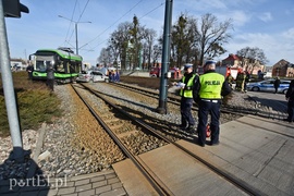 Zderzenie mercedesa z tramwajem na rondzie Solidarności