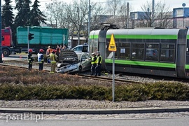 Zderzenie mercedesa z tramwajem na rondzie Solidarności