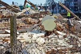 Burzą, by postawić market