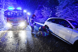 38-latek uderzył mercedesem w drzewo, miał ponad dwa promile