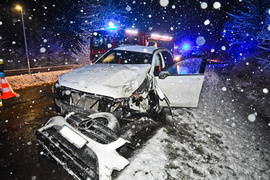 38-latek uderzył mercedesem w drzewo, miał ponad dwa promile