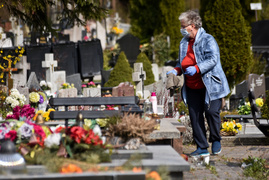 Elbląskich cmentarzy oficjalnie nie zamknięto, ale odwiedzający groby mogą dostać mandat