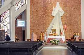 Puste kościoły w wielkanocną niedzielę