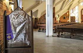 Puste kościoły w wielkanocną niedzielę