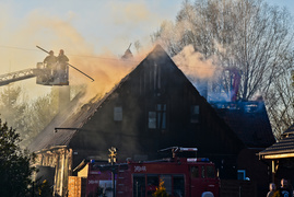 Pożar domu w Wiśniewie, z ogniem walczyło ponad 30 strażaków
