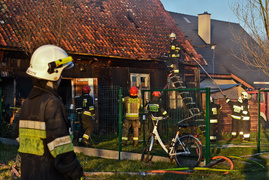 Pożar domu w Wiśniewie, z ogniem walczyło ponad 30 strażaków
