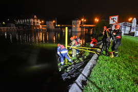 Nocny alarm dla służb. Do rzeki miał wpaść mężczyzna na wózku