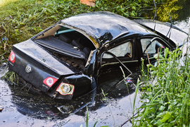 Uderzył w drzewo, wpadł do rowu z wodą i... uciekł  (aktualizacja) 
