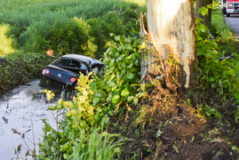 Uderzył w drzewo, wpadł do rowu z wodą i... uciekł  (aktualizacja) 