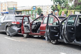 Kraksa sześciu aut przy targowisku