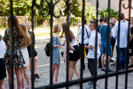 Maska na twarzy, świadectwo w ręku i można zaczynać wakacje