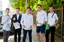 Maska na twarzy, świadectwo w ręku i można zaczynać wakacje