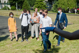 Maska na twarzy, świadectwo w ręku i można zaczynać wakacje