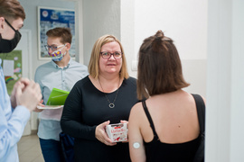 Maska na twarzy, świadectwo w ręku i można zaczynać wakacje