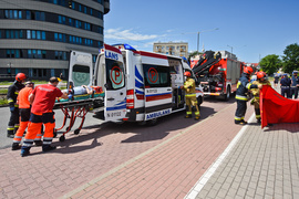 Rowerzystka potrąciła kobietę wysiadającą z autobusu