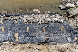 Umacniają brzegi Srebrnego Potoku. Ekolodzy: To jest niszczenie tej rzeki