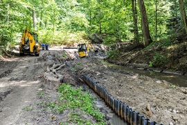 Umacniają brzegi Srebrnego Potoku. Ekolodzy: To jest niszczenie tej rzeki