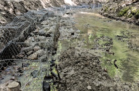 Umacniają brzegi Srebrnego Potoku. Ekolodzy: To jest niszczenie tej rzeki