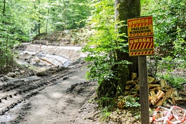 Umacniają brzegi Srebrnego Potoku. Ekolodzy: To jest niszczenie tej rzeki