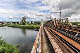 Na prawo most, na lewo most, a dołem Elbląg płynie