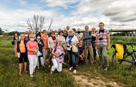 Na prawo most, na lewo most, a dołem Elbląg płynie