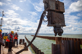 Wyspa już powstaje na Zalewie Wiślanym
