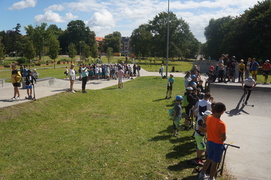 Hulajnogowe show w skateparku