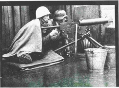 CKM na stanowisku w Elektrowni na Powiślu. Ten sam CKM  był wypożyczany   na stanowisko obrony  przeciwlotniczej przy ul. Topiel. Przynosili go tam widoczni na fotografii żołnierze  z załogi Elektrowni.