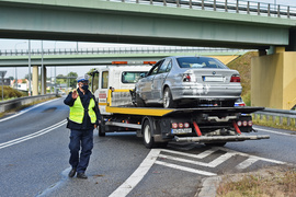 Kierowca bmw przebił się przez barierki na węźle Wschód