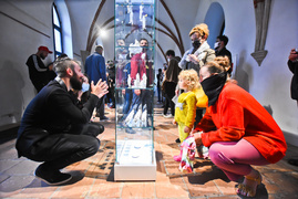 \"Stereotypowy mieszkaniec osiedla\" przykucnął w galerii