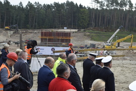 Trwa budowa mostów nad przekopem. W sobotę wmurowano kamień węgielny