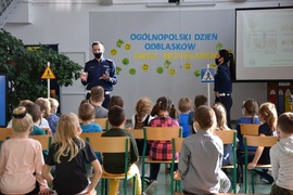 Świeć przykładem - policjanci rozdawali odblaski