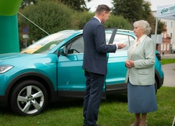 Zwycięzca Loterii Lokata SGB odbiera samochód w Braniewsko-Pasłęckim Banku Spółdzielczym