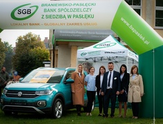 Zwycięzca Loterii Lokata SGB odbiera samochód w Braniewsko-Pasłęckim Banku Spółdzielczym