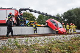 71-latek zepchnął toyotę z rampy kolejowej