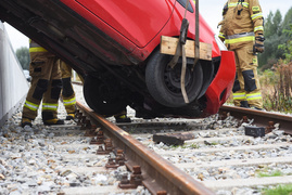71-latek zepchnął toyotę z rampy kolejowej