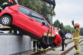 71-latek zepchnął toyotę z rampy kolejowej