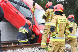 71-latek zepchnął toyotę z rampy kolejowej