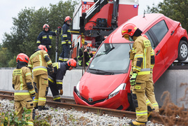 71-latek zepchnął toyotę z rampy kolejowej